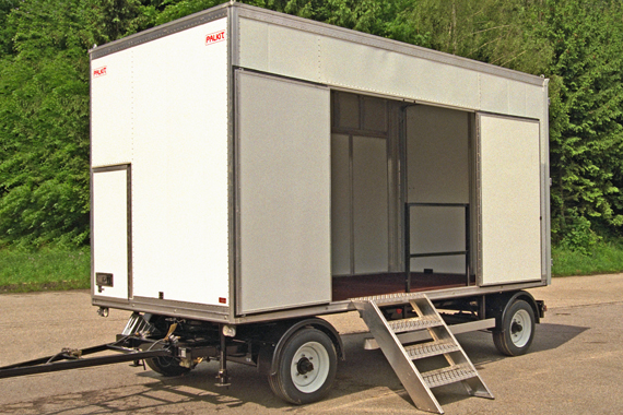 Drehschemelanhaenger mit Kastenaufbau